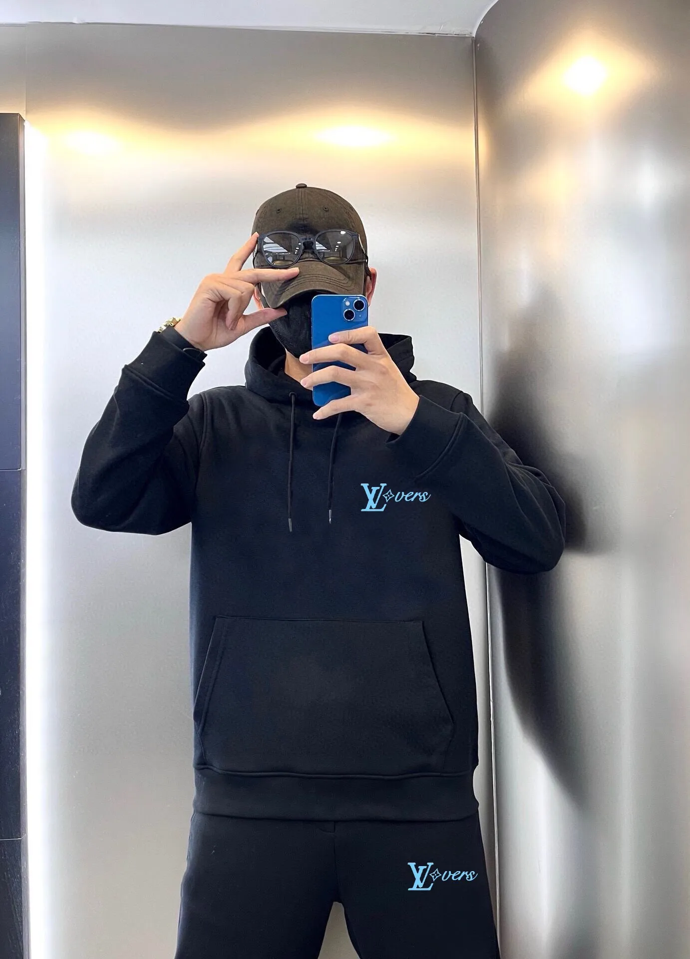 🅿️400 direct batch [LV Louis Vuitton] (Fat Man Gospel) hot-selling suit is coming. Focus on the original version of the official website. 2025 new hot-selling sweatshirt suit. The original order is the best. 🇭🇰The meticulous work of top designers. Just for a fitting and perfect upper body effect. 100% natural high-quality Roman cotton, close-fitting comfort, noble and elegant! Original hardware embodies elegance and nobility! Counter size: M-5XL (maximum wear up to 220 pounds)